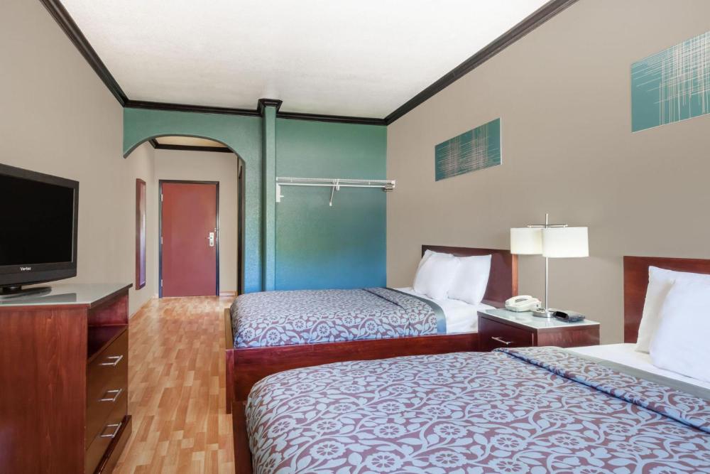 Queen Room with Two Queen Beds - Non-Smoking interior